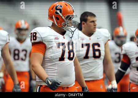 Apr. 16, 2011 - Syracuse, New York, Stati Uniti - Siracusa arancione per guardafili offensivo Austin Lane (78) orologi la difesa bianco nel secondo trimestre dell annuale blu/bianco gioco al Carrier Dome in Syracuse, New York. (Credito Immagine: © Michael Johnson/Southcreek globale/ZUMAPRESS.com) Foto Stock