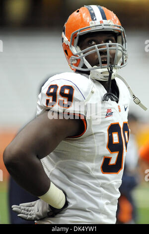 Apr. 16, 2011 - Syracuse, New York, Stati Uniti - Siracusa Orange difensivo fine Chandler Jones (99) orologi jumbo-tron nel secondo trimestre dell annuale blu/bianco gioco al Carrier Dome in Syracuse, New York. (Credito Immagine: © Michael Johnson/Southcreek globale/ZUMAPRESS.com) Foto Stock