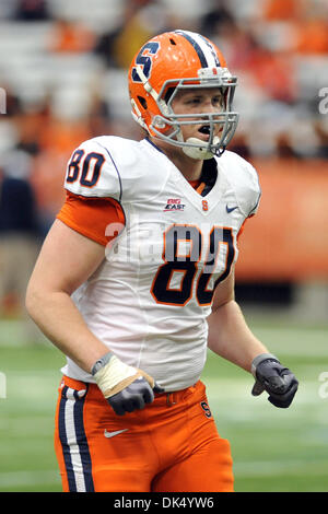 Apr. 16, 2011 - Syracuse, New York, Stati Uniti - Siracusa arancione estremità strette Nick Provo (80) le gare per gli spogliatoi a metà dell annuale blu/bianco gioco al Carrier Dome in Syracuse, New York. (Credito Immagine: © Michael Johnson/Southcreek globale/ZUMAPRESS.com) Foto Stock