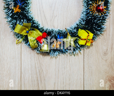 Ghirlanda di Natale su sfondo di legno Foto Stock