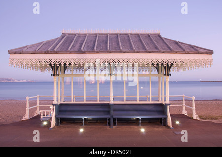 Inglese tradizionale stazione balneare. Un raffinato e vecchio stile vittoriano rifugio spiaggia sul lungomare Promenade a Weymouth nel Dorset, Inghilterra, Regno Unito. Foto Stock