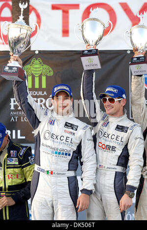 Apr. 16, 2011 - Long Beach, California, Stati Uniti d'America - Gunner Jeannette e Ricardo Gonzalez drivers del Team Oreca FLM09 auto, sollevare i loro trofei in celebrazione del loro primo posto finale nella classe PC American Lemans gara attraverso le strade di Long Beach, California. (Credito Immagine: © Tony Leon/Southcreek globale/ZUMAPRESS.com) Foto Stock