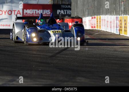 Apr. 16, 2011 - Long Beach, California, Stati Uniti d'America - #06 Oreca FLM09 auto viene fuori del turno 9, pilotato da Gunner Jeannette e Ricardo Gonzalez. Essi sarebbero andate a finire primo nella categoria del PC e la terza in generale. Durante la American LeMans Series gara attraverso le strade di Long Beach, California (credito Immagine: © Tony Leon/Southcreek globale/ZUMAPRESS.com) Foto Stock