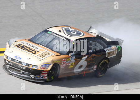 Apr. 16, 2011 - Talladega, Alabama, Stati Uniti - Ricky Stenhouse Jr #6 Blackwell Angus Ford torna ai box al Aarons 312. (Credito Immagine: © Everett Davis/Southcreek globale/ZUMAPRESS.com) Foto Stock