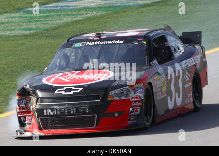 Apr. 16, 2011 - Talladega, Alabama, Stati Uniti - Clint Bowyer #33 Rheem.com Chevrolet torna ai box al Aarons 312. (Credito Immagine: © Everett Davis/Southcreek globale/ZUMAPRESS.com) Foto Stock