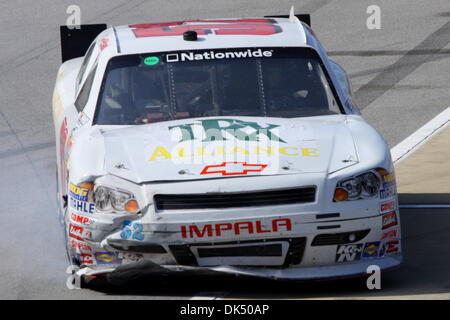 Apr. 16, 2011 - Talladega, Alabama, Stati Uniti - Danny Efland #52 TRX Alliance Chevrolet torna ai box al Aarons 312. (Credito Immagine: © Everett Davis/Southcreek globale/ZUMAPRESS.com) Foto Stock