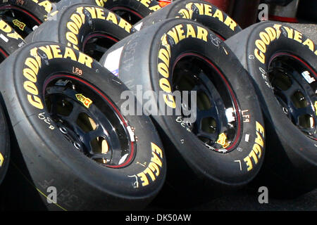 Apr. 16, 2011 - Talladega, Alabama, Stati Uniti - Goodyear Eagle pneumatici nella zona del garage presso l'Aarons 312 a Talladega Superspeedway. (Credito Immagine: © Everett Davis/Southcreek globale/ZUMAPRESS.com) Foto Stock