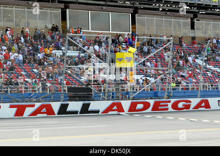 Apr. 16, 2011 - Talladega, Alabama, STATI UNITI - Una delle tante bandiere gialle a Talladega Superspeedway di Talladega Alabama. (Credito Immagine: © Marty Bingham Southcreek/Global/ZUMAPRESS.com) Foto Stock