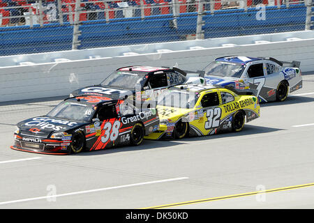 Apr. 16, 2011 - Talladega, Alabama, Stati Uniti - Jason Leffler, driver del Grande Clip Chevrolet (38) a Talladega Superspeedway di Talladega Alabama. (Credito Immagine: © Marty Bingham Southcreek/Global/ZUMAPRESS.com) Foto Stock