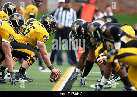 Apr. 16, 2011 - Columbia, Missouri, Stati Uniti d'America - Missouri Tigers offesa rivolta contro la difesa durante il 2011 Nero e oro calcio molla scrimmage che è giocato per contrassegnare la fine della molla sessione pratica. Il gioco è stato giocato sul campo Faurot presso il Memorial Stadium nel campus dell'Università del Missouri a Columbia nel Missouri. (Credito Immagine: © Scott K Foto Stock