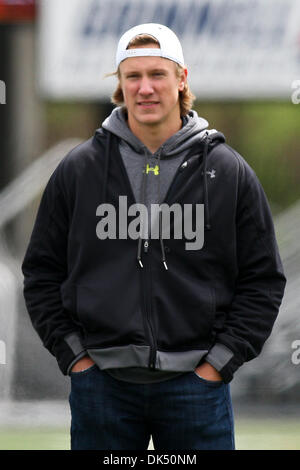 Apr. 16, 2011 - Columbia, Missouri, Stati Uniti d'America - Ex Missouri Tigers quarterback Blaine Gabbert orologi il 2011 Nero e oro calcio molla scrimmage che è giocato per contrassegnare la fine della molla sessione pratica. Il gioco è stato giocato sul campo Faurot presso il Memorial Stadium nel campus dell'Università del Missouri a Columbia nel Missouri. (Credito Immagine: © Scott Kane Foto Stock