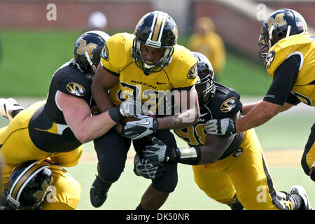 Apr. 16, 2011 - Columbia, Missouri, Stati Uniti d'America - Missouri Tigers tailback Kellen Wright (33) in azione durante il 2011 Nero e oro calcio molla scrimmage che è giocato per contrassegnare la fine della molla sessione pratica. Il gioco è stato giocato sul campo Faurot presso il Memorial Stadium nel campus dell'Università del Missouri a Columbia nel Missouri. (Credito Immagine: © Scott K Foto Stock