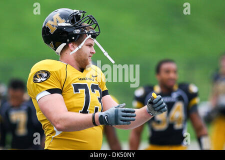 Apr. 16, 2011 - Columbia, Missouri, Stati Uniti d'America - Missouri Tigers offensive lineman Mark Hill (73) durante il 2011 Nero e oro calcio molla scrimmage che è giocato per contrassegnare la fine della molla sessione pratica. Il gioco è stato giocato sul campo Faurot presso il Memorial Stadium nel campus dell'Università del Missouri a Columbia nel Missouri. (Credito Immagine: © Scott Kane/S Foto Stock