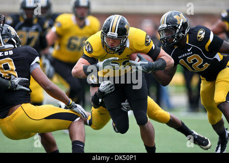 Apr. 16, 2011 - Columbia, Missouri, Stati Uniti d'America - Missouri Tigers stretto fine Michael Egnew (82) in azione durante il 2011 Nero e oro calcio molla scrimmage che è giocato per contrassegnare la fine della molla sessione pratica. Il gioco è stato giocato sul campo Faurot presso il Memorial Stadium nel campus dell'Università del Missouri a Columbia nel Missouri. (Credito Immagine: © Scott Foto Stock