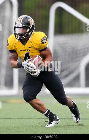 Apr. 16, 2011 - Columbia, Missouri, Stati Uniti d'America - Missouri Tigers tailback Kendial Lawrence (4) in azione durante il 2011 Nero e oro calcio molla scrimmage che è giocato per contrassegnare la fine della molla sessione pratica. Il gioco è stato giocato sul campo Faurot presso il Memorial Stadium nel campus dell'Università del Missouri a Columbia nel Missouri. (Credito Immagine: © Scott Foto Stock