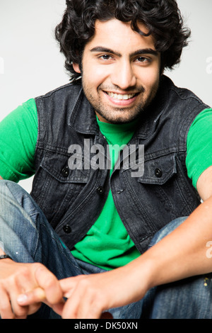 Sorridente giovane uomo indiano Foto Stock