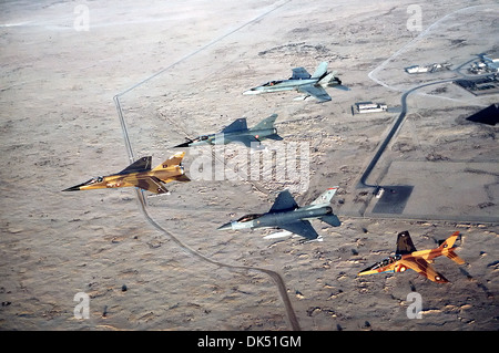 Un aria-aria in vista di un gruppo multinazionale di jet da combattimento, tra cui, a sinistra e a destra, un Qatar F-1 Mirage, un francese F-1C Mirage, un US Air Force F-16C Fighting Falcon, un canadese CF/A-18A Hornet e un Qatar Alpha Jet, durante operazione Desert Shield Aprile 1, 1992 in Iraq. Foto Stock