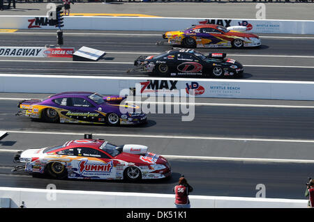 Apr. 17, 2011 - Concord, North Carolina, Stati Uniti d'America - Pro Stock vetture da gara competere nel finale durante la VisitMyrtleBeach.com NHRA Four-Wide cittadini finali a zMax Dragway, Concord, NC. (Credito Immagine: © David amico/Southcreek globale/ZUMAPRESS.com) Foto Stock