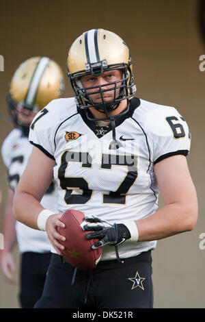 Apr. 17, 2011 - Nashville, Tennessee, Stati Uniti - Vanderbilt Commodore offensivo affrontare Wesley Johnson (67) presso lo stadio di Vanderbilt di Nashville, TN (credito Immagine: © Wagner/Southcreek globale/ZUMAPRESS.com) Foto Stock