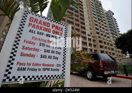 Apr. 17, 2011 - Long Beach, California, Stati Uniti - LONG BEACH, CALIF. -- I prezzi di parcheggio presso il parcheggio pubblico sotto l'Aqua edificio durante la Toyota Grand Prix di Long Beach il 17 aprile 2011. Foto di Jeff Gritchen/Press-Telegram (credito Immagine: © Jeff Gritchen/ZUMAPRESS.com) Foto Stock