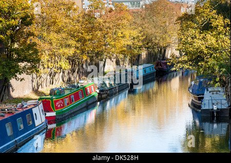 Regents Canal in autunno, Camden Town, Londra, Regno Unito Foto Stock