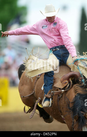 Apr. 17, 2011 - Red Bluff, California, Stati Uniti - Ryan Montroy di Pagosa Springs, CO giostre al 2011 Red Bluff Round-Up presso il quartiere Tehama fiera in Red Bluff, CA. (Credito Immagine: © Matt Cohen/Southcreek globale/ZUMAPRESS.com) Foto Stock