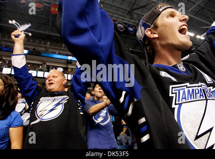 Apr. 18, 2011 - DANIEL WALLACE | Orari.TP 337140 parete lightning 3 (04/18/2011 Tampa) Chris Jennet, 19, da Hudson, a sinistra e a Edward Tekampe, 24, da Valrico, di allegria come il Tampa Bay Lightning prendere il ghiaccio per riscaldarsi prima di giocare con i pinguini di Pittsburgh. Primo periodo CARATTERISTICHE: Il Tampa Bay Lightning giocare i pinguini di Pittsburgh a St. Pete Times Forum per il gioco di tre Foto Stock