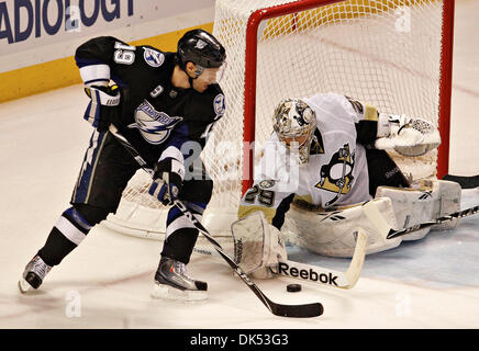 Apr. 18, 2011 - DANIEL WALLACE | Orari.TP 337140 parete lightning 10 (04/18/2011) di Tampa Tampa Bay Lightning center Dominic Moore (19) ha il suo tiro fermato da Pittsburgh Penguins goalie Marc-andré Fleury (29) durante il terzo periodo. Per il terzo periodo di azione: il Tampa Bay Lightning giocare i pinguini di Pittsburgh a St. Pete Times Forum per il gioco di tre spareggi della tazza di Stanley in T Foto Stock