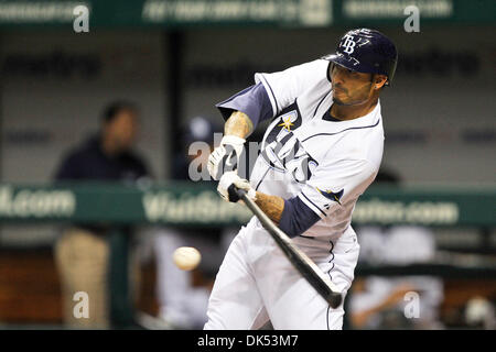 Apr. 18, 2011 - San Pietroburgo, Florida, Stati Uniti d'America - San Pietroburgo, FL, Stati Uniti - Tampa Bay Rays sinistra Fielder Sam Fuld a bat durante l'azione di gioco come il Tampa Bay Rays battere i Chicago White Sox 5-0 a Tropicana in Campo San Pietroburgo, Florida. (Credito Immagine: Â© Scott Kelby/Southcreek globale) (credito Immagine: © Scott Kelby/Southcreek globale/ZUMAPRESS.com) Foto Stock