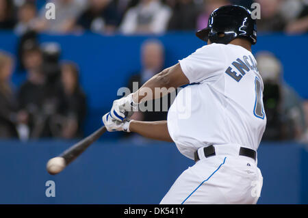 Apr. 19, 2011 - Toronto, Ontario, Canada - Toronto Blue Jays infielder Edwin Encarnacion (10) con una base colpiti durante il Martedì notte partita contro i New York Yankees di Rogers Centre di Toronto. Il Toronto Blue Jays ha vinto nel decimo inning da un punteggio di 6-5. (Credito Immagine: © Darren aquile Southcreek/Global/ZUMAPRESS.com) Foto Stock