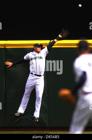 Apr. 20, 2011 - Seattle, Washington, Stati Uniti - Seattle Mariners' center fielder MICHAEL SAUNDERS salti a parete ma non riesce a catturare Detroit Tigers RYAN RABURN assolo homerun durante il primo inning di loro MLB American League game al Safeco Field di Seattle, 20 aprile 2011. (Credito Immagine: © Anthony Bolante/ZUMAPRESS.com) Foto Stock