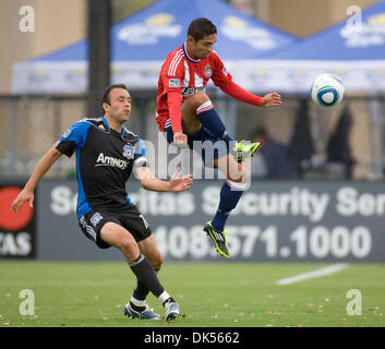 Apr. 23, 2011 - Santa Clara, California, Stati Uniti - Chivas USA AVANTI MARCOS MONDAINI #23 e San Jose terremoti difensore e capitano RAMIRO CORRALES #12 durante il gioco d'azione. (Credito Immagine: © William Mancebo/ZUMAPRESS.com) Foto Stock