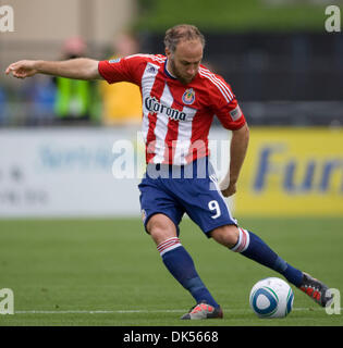 Apr. 23, 2011 - Santa Clara, California, Stati Uniti - Chivas USA centrocampista SIMON ELLIOTT #9 durante il gioco d'azione contro il San Jose terremoti. (Credito Immagine: © William Mancebo/ZUMAPRESS.com) Foto Stock