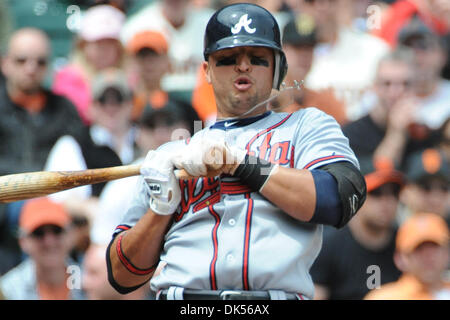 Apr. 23, 2011 - San Francisco, California, Stati Uniti - Atlanta Braves interbase Alex Gonzalez (2) Appoggia la schiena per evitare un passo all'interno. Atlanta Braves sconfitto i San Francisco Giants 5-2. (Credito Immagine: © Charles Herskowitz/Southcreek globale/ZUMAPRESS.com) Foto Stock