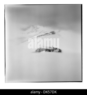 L'Antartide, isola Deception, offuscata immagine in bianco e nero di abbandonato edificio in legno a Whalers Cove Foto Stock