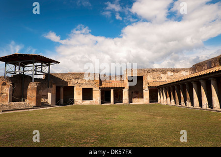 Uomini della zona di esercizio di bagni pubblici in una volta città sepolta di Pompei in Italia Foto Stock