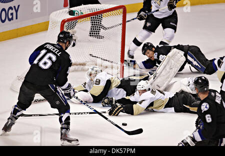 Apr. 25, 2011 - DANIEL WALLACE | Orari.TP 337145 parete Lightning 4 (04/25/2011) di Tampa Tampa Bay Lightning ala destra Teddy Purcell (16) legami il gioco a 1-1 durante il primo periodo, come i pinguini di Pittsburgh goalie Marc-andré Fleury (29) e defenceman Zbynek Michalek (4) immersione sul ghiaccio. GAME SOMMARIO: Il Tampa Bay Lightning giocare i pinguini di Pittsburgh a St. Pete Times Forum Foto Stock