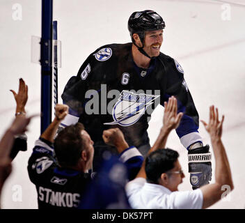 Apr. 25, 2011 - DANIEL WALLACE | Orari.TP 337145 parete Lightning 5 (04/25/2011) di Tampa Tampa Bay Lightning ala sinistra Ryan Malone (6) Pattini a ala destra Teddy Purcell (16) celebra Purcell del primo periodo obiettivo. GAME SOMMARIO: Il Tampa Bay Lightning giocare i pinguini di Pittsburgh a St. Pete Times Forum il lunedì nel gioco 6 del primo round di spareggio. [DANIEL WALLACE, tempo Foto Stock