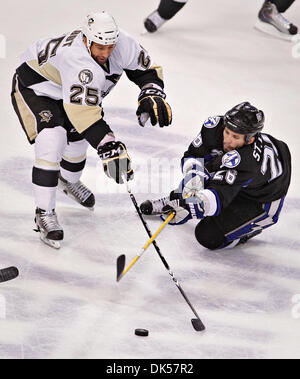 Apr. 25, 2011 - DANIEL WALLACE | Orari.TP 337145 parete Lightning 7 (04/25/2011) di Tampa Tampa Bay Lightning ala destra Martin St Louis (26) compete per il puck durante il primo periodo contro i pinguini di Pittsburgh center Maxime Talbot (25). GAME SOMMARIO: Il Tampa Bay Lightning giocare i pinguini di Pittsburgh a St. Pete Times Forum il lunedì nel gioco 6 del primo playoff rou Foto Stock