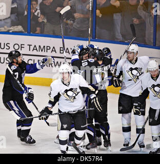 Apr. 25, 2011 - DANIEL WALLACE | Orari.TP 337145 parete Lightning 8 (04/25/2011) di Tampa Tampa Bay Lightning ala sinistra Sean Bergenheim (10) celebraes il suo obiettivo per il secondo periodo. Periodo due azione: il Tampa Bay Lightning giocare i pinguini di Pittsburgh a St. Pete Times Forum il lunedì nel gioco 6 del primo round di spareggio. [DANIEL WALLACE, volte] (credito Immagine: © San Petersbu Foto Stock