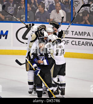 Apr. 25, 2011 - DANIEL WALLACE | Orari.TP 337145 parete Lightning 2 (04/25/2011) di Tampa Tampa Bay Lightning ala destra Martin St Louis (26) reagisce per i pinguini di Pittsburgh segnando il primo obiettivo del gioco durante il primo periodo. GAME SOMMARIO: Il Tampa Bay Lightning giocare i pinguini di Pittsburgh a St. Pete Times Forum il lunedì nel gioco 6 del primo round di spareggio. [DA Foto Stock