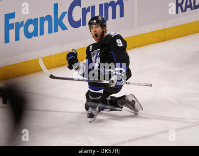 Apr. 25, 2011 - DANIEL WALLACE | Orari.TP 337145 parete Lightning 12 (04/25/2011) di Tampa Tampa Bay Lightning ala destra Steve Downie (9) celebra il suo primo obiettivo durante il terzo periodo. Periodo di tre azioni: il Tampa Bay Lightning giocare i pinguini di Pittsburgh a St. Pete Times Forum il lunedì nel gioco 6 del primo round di spareggio. [DANIEL WALLACE, volte] (credito Immagine: © St Foto Stock