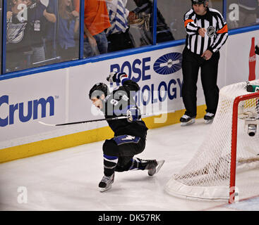 Apr. 25, 2011 - DANIEL WALLACE | Orari.TP 337145 parete Lightning 13 (04/25/2011) di Tampa Tampa Bay Lightning ala destra Steve Downie (9) celebra il suo primo obiettivo durante il terzo periodo. Periodo di tre azioni: il Tampa Bay Lightning giocare i pinguini di Pittsburgh a St. Pete Times Forum il lunedì nel gioco 6 del primo round di spareggio. [DANIEL WALLACE, volte] (credito Immagine: © St Foto Stock