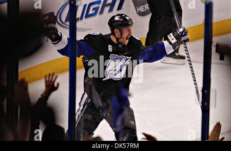 Apr. 25, 2011 - DANIEL WALLACE | Orari.TP 337145 parete Lightning 15 (04/25/2011) di Tampa Tampa Bay Lightning ala sinistra Ryan Malone (6) celebra il suo obiettivo nel corso del quarto periodo. Periodo di tre azioni: il Tampa Bay Lightning giocare i pinguini di Pittsburgh a St. Pete Times Forum il lunedì nel gioco 6 del primo round di spareggio. [DANIEL WALLACE, volte] (credito Immagine: © San Pietro Foto Stock