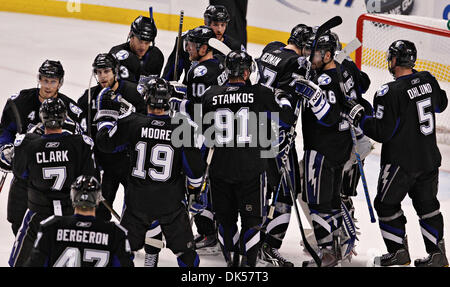 Apr. 25, 2011 - DANIEL WALLACE | Orari.TP 337145 parete Lightning 20 (04/25/2011 Tampa) Il Tampa Bay Lightning celebra il loro 4-2 conquistare i pinguini di Pittsburgh per legare la serie a tre. Periodo di tre azioni: il Tampa Bay Lightning giocare i pinguini di Pittsburgh a St. Pete Times Forum il lunedì nel gioco 6 del primo round di spareggio. [DANIEL WALLACE, volte] (credito Imag Foto Stock