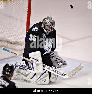 Apr. 25, 2011 - DANIEL WALLACE | Orari.TP 337145 parete Lightning 22 (04/25/2011) di Tampa Tampa Bay Lightning goalie Dwayne Roloson (35) deflette un tiro in porta durante il secondo periodo. Periodo due azione: il Tampa Bay Lightning giocare i pinguini di Pittsburgh a St. Pete Times Forum il lunedì nel gioco 6 del primo round di spareggio. [DANIEL WALLACE, volte] (credito Immagine: © San Pe Foto Stock