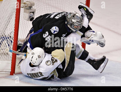 Apr. 25, 2011 - DANIEL WALLACE | Orari.TP 337145 parete Lightning 23 (04/25/2011 Tampa) Pittsburgh Penguins ala destra Chris Conner (16) scorre in Tampa Bay Lightning goalie Dwayne Roloson (35) durante il secondo periodo. Periodo due azione: il Tampa Bay Lightning giocare i pinguini di Pittsburgh a St. Pete Times Forum il lunedì nel gioco 6 del primo round di spareggio. [DANIEL WA Foto Stock