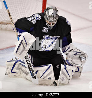Apr. 25, 2011 - DANIEL WALLACE | Orari.TP 337145 parete Lightning 24 (04/25/2011) di Tampa Tampa Bay Lightning goalie Dwayne Roloson (35) arresta un tiro in porta durante il secondo periodo. Periodo due azione: il Tampa Bay Lightning giocare i pinguini di Pittsburgh a St. Pete Times Forum il lunedì nel gioco 6 del primo round di spareggio. [DANIEL WALLACE, volte] (credito Immagine: © St. Pete Foto Stock