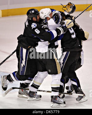 Apr. 25, 2011 - DANIEL WALLACE | Orari.TP 337145 parete Lightning 25 (04/25/2011 Tampa) Pittsburgh Penguins defenceman Brooks Orpik (44) grovigli con Tampa Bay Lightning center Steven Stamkos (91), che perde il suo casco come ala sinistra Ryan Malone (6) si congiunge a. Periodo di tre azioni: il Tampa Bay Lightning giocare i pinguini di Pittsburgh a St. Pete Times Forum il lunedì nel gioco sei Foto Stock
