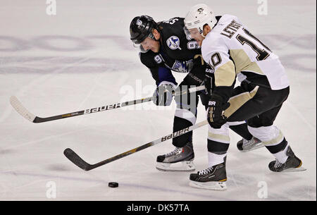 Apr. 25, 2011 - DANIEL WALLACE | Orari.TP 337145 parete Lightning 26 (04/25/2011) di Tampa Tampa Bay Lightning center Steven Stamkos (91) battaglie Pittsburgh Penguins marchio di centro Letestu (10) durante il primo periodo. GAME SOMMARIO: Il Tampa Bay Lightning giocare i pinguini di Pittsburgh a St. Pete Times Forum il lunedì nel gioco 6 del primo round di spareggio. [DANIEL WALLACE, volte] Foto Stock